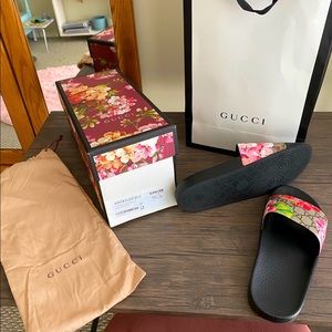 Authentic GG Blooms Supreme floral slide sandal.